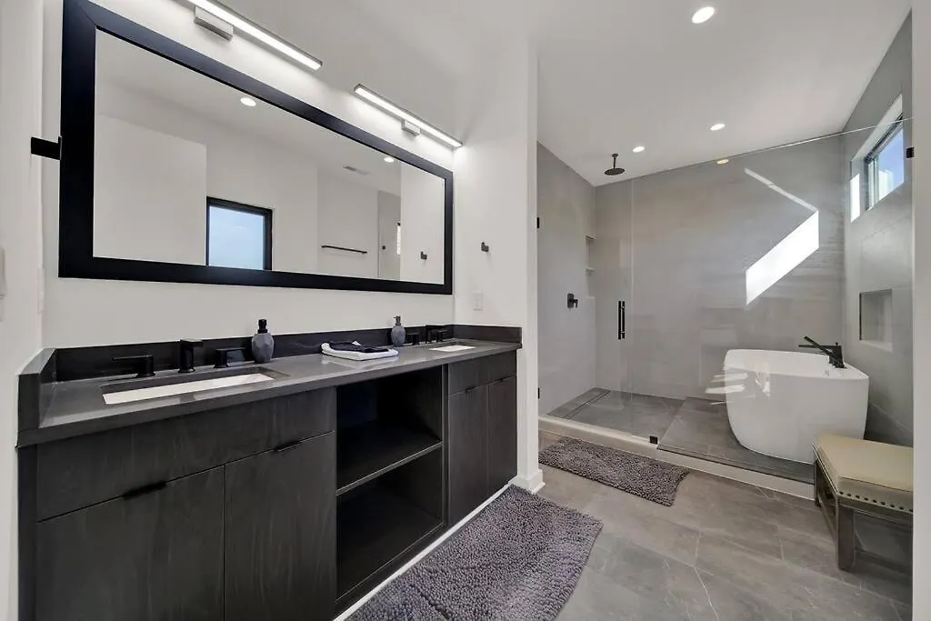 Amazing Location! Rooftop Patio, Pool & Game Room! Σάρλοτ Βίλα