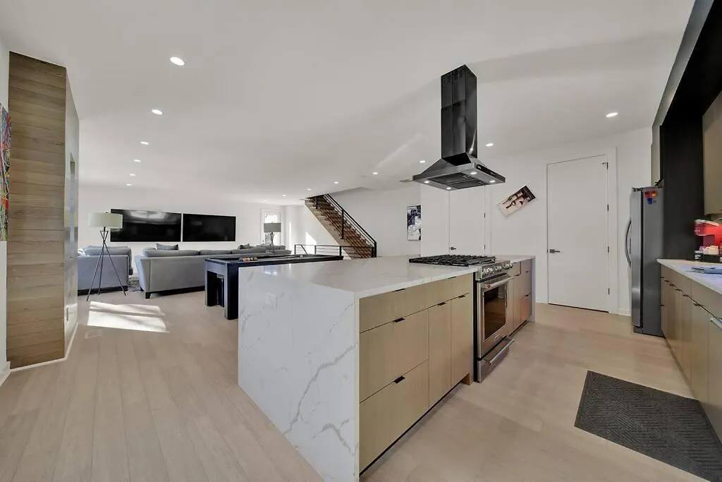 Amazing Location! Rooftop Patio, Pool & Game Room! Σάρλοτ 0*,