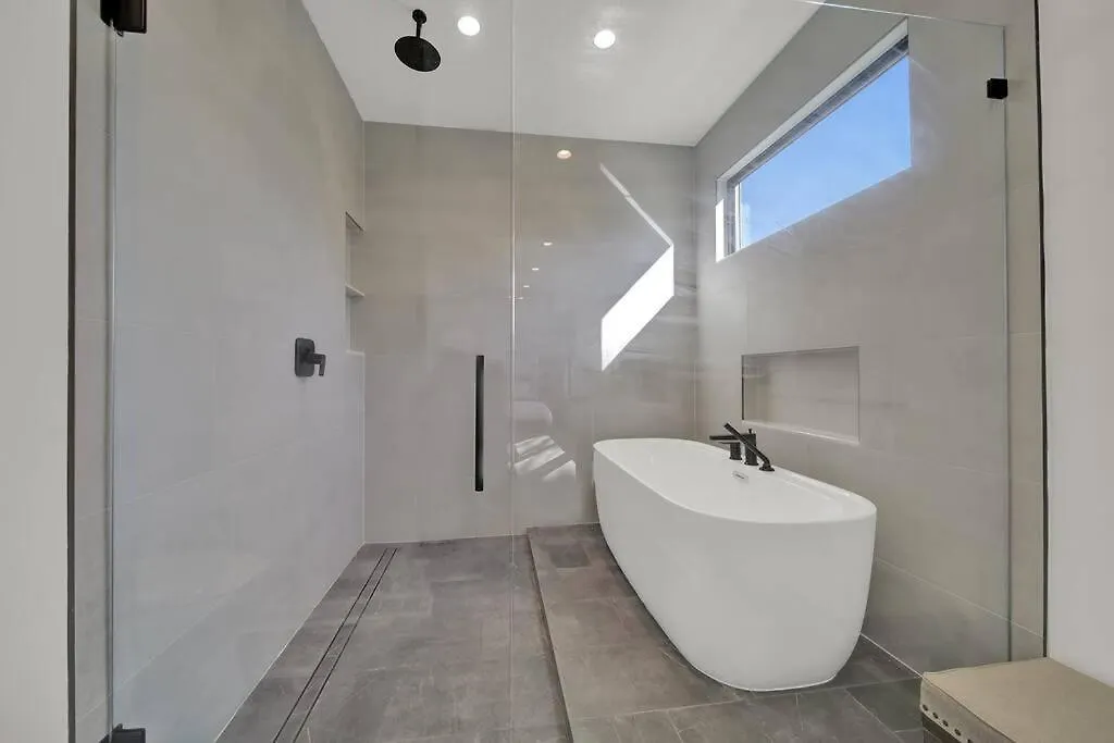 Amazing Location! Rooftop Patio, Pool & Game Room! Σάρλοτ Βίλα